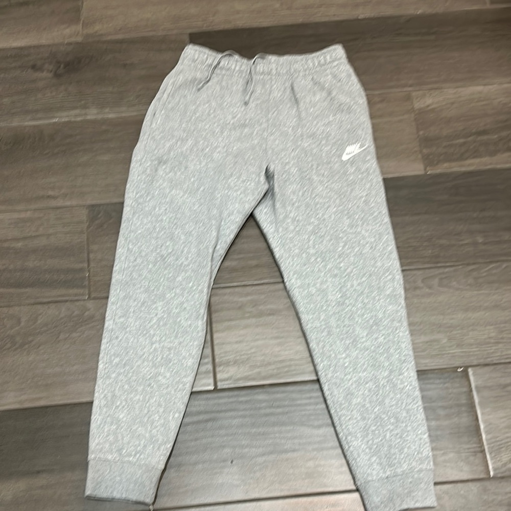 Nike Gray Jogger Sweatpants with Tapered Legs
Sk46